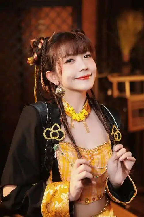 赖美云分享新歌《小满摸鱼法则》写真 双丸子头化身游戏角色_英雄