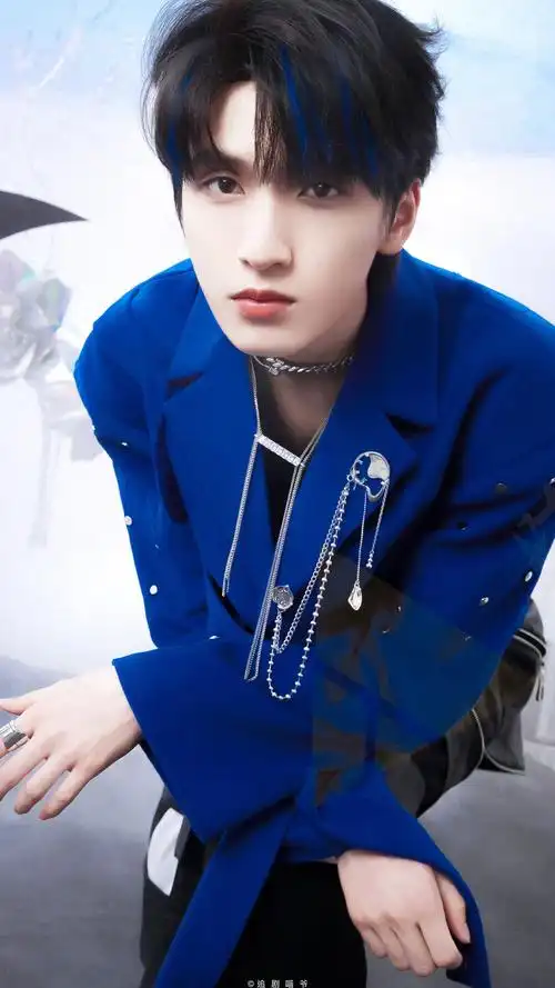 严浩翔 克莱因蓝也是浩翔哥哥的颜色