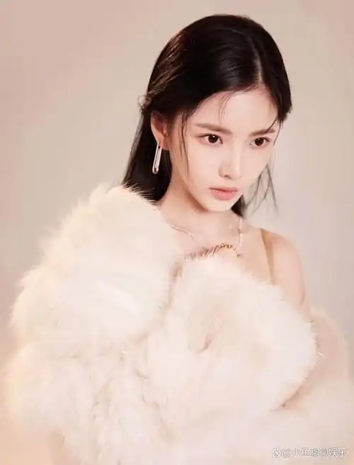 其实王灿经常在社交平台晒出自己的各种写真或者杂志硬照,而且每次都