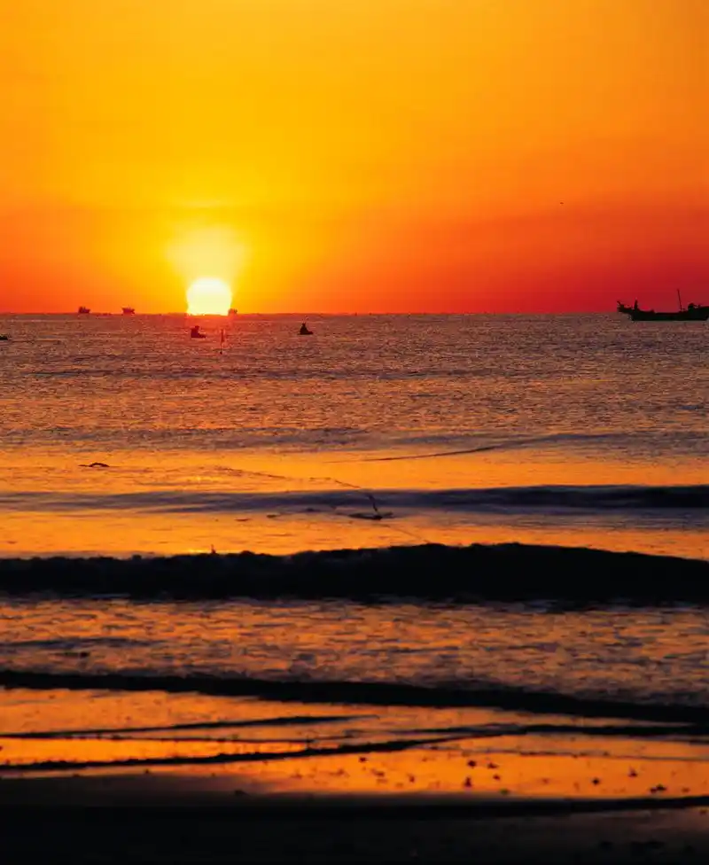 一定要去海边看日出的原因是在清晨,当第一缕阳光出现时,天空会渐渐染