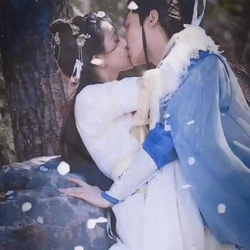 罗云熙和白鹿吻戏,拍摄现场走戏,欲亲未亲的氛围感最戳人,罗云熙整理