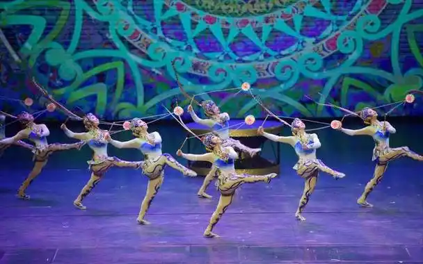 签约仪式上,中国杂技团演绎了"金奖大满贯"经典作品《俏花旦·集体