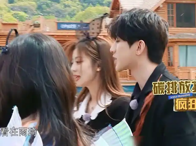 蔡徐坤请宋雨琦喝咖啡遭冷遇,他的反应令人意外,暴露顶流素质