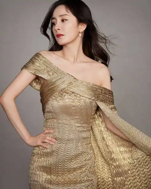 杨幂身穿香槟色曳地披风裙宛若夏日女神性感清凉