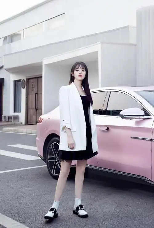 袁冰妍代言国货汽车黑衣白裙简约大气白色休闲鞋好清纯