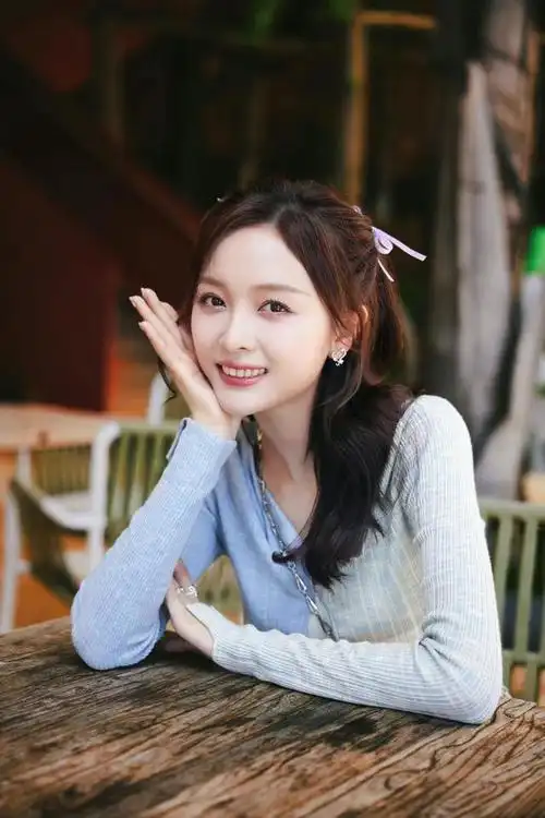 但很多女生拍照时总是一段操作猛如虎,最后成片惨不忍睹,那好看的照片