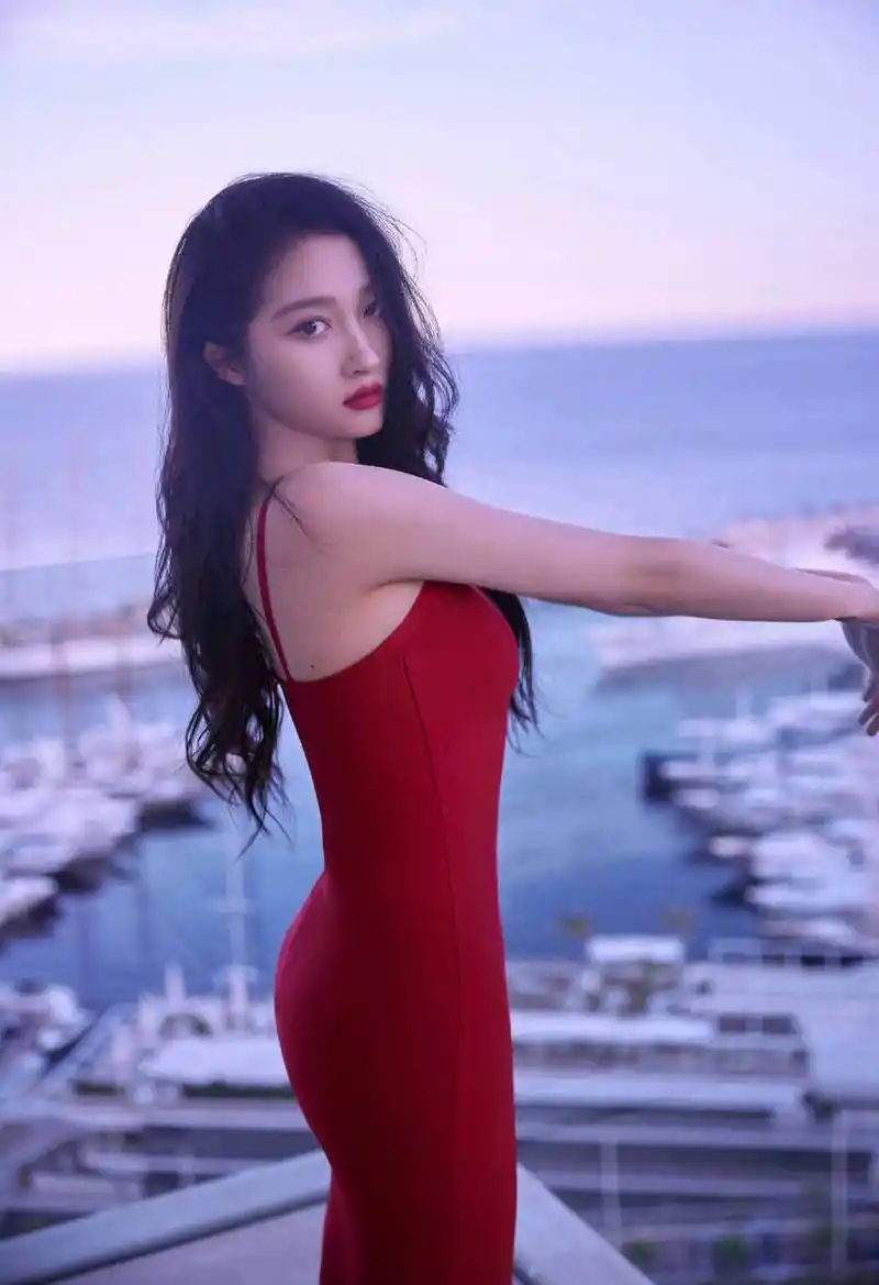 关晓彤海边写真大片,身材高挑美艳动人!