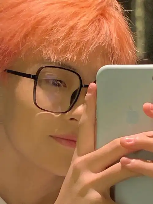 粉橘色头发的男高中生