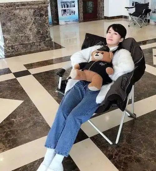 李念穿衬衫裙腿暴露的太真实,个子挺矮的呀,顶多1米5几!_网易订阅