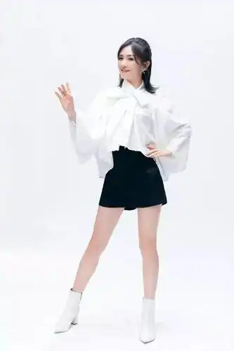 新晋辣妈谢娜,产后迅速恢复曼妙身材,纤细双腿小蛮腰格外抢镜