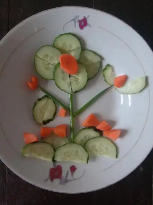 黄瓜拼盘:将黄瓜切片,carrot(胡萝卜)切丁,摆放好(so easy