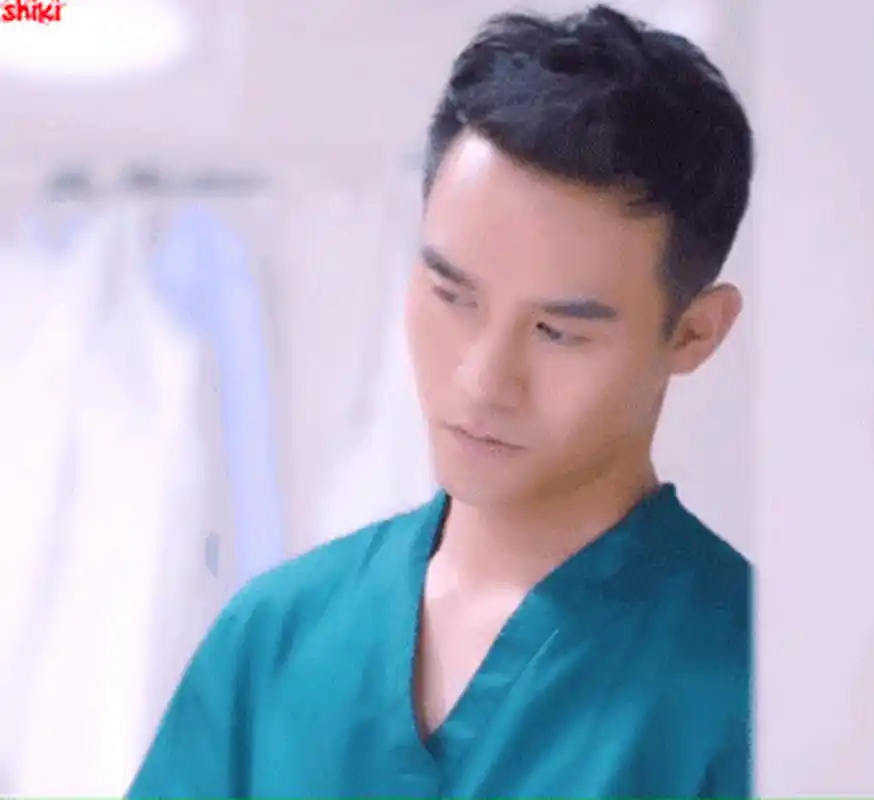 他在《伪装者》中,他大秀画画和二胡功底,之后的