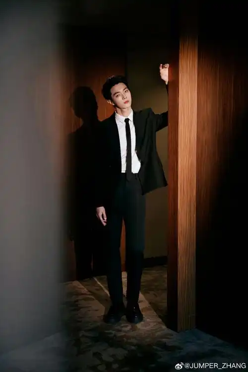 许凯soso身着jumper zhang二零二四高级手工定制系列西装亮相#2024