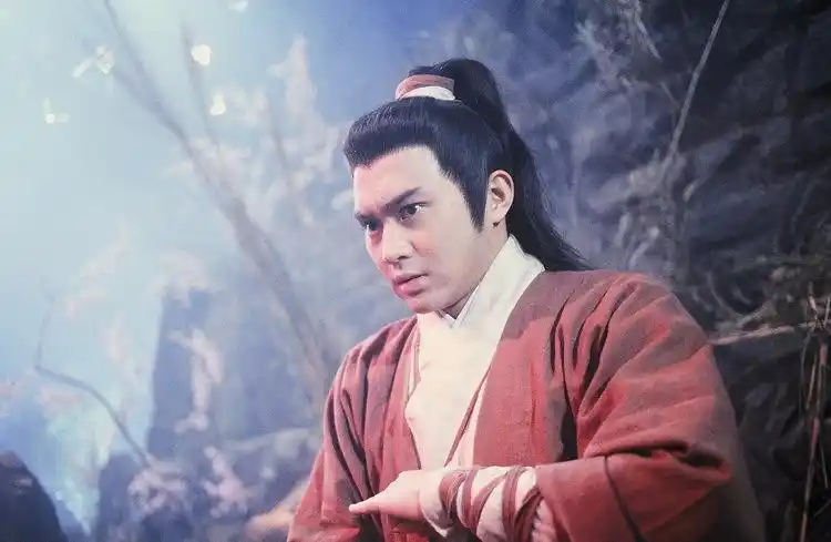 他拥有着温柔的眼神,迷人的酒窝和深情的歌声,不管是