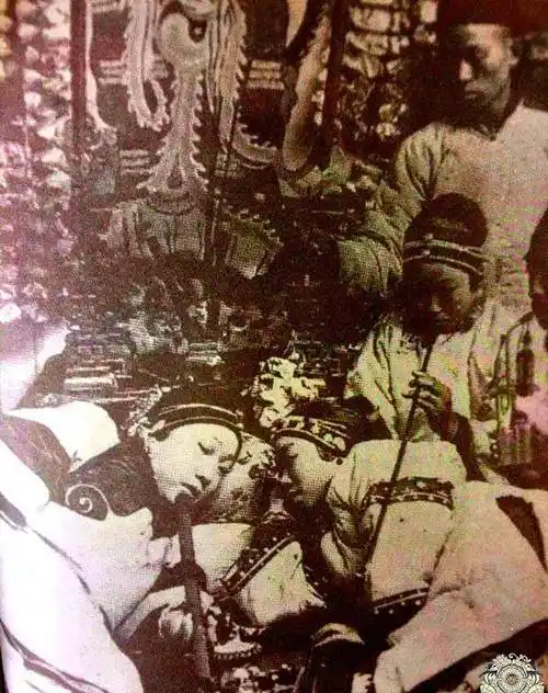 老照片再现吸食鸦片的清朝人:图1瘦成皮包骨,图5女子迷迷糊糊