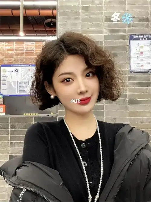 短发这样烫蓬松才会更显脸小深圳烫发