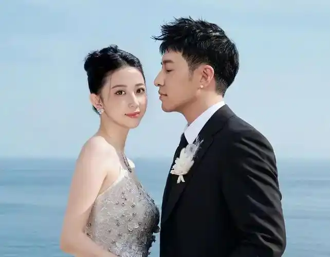 潘玮柏和宣云官宣结婚巴厘岛婚纱照曝光夫妻站在海边牵手相拥