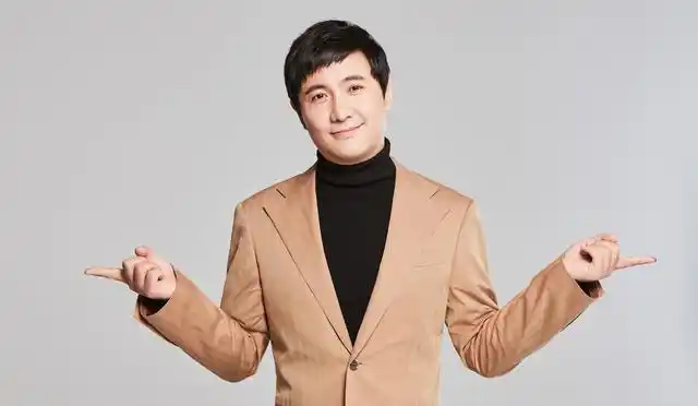 站在笑点上的喜剧演员沈腾,他的荧屏舞台,向我们阐释了生活百态