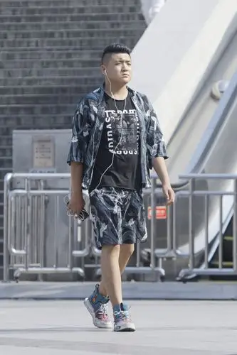 西安街头帅气小哥哥打扮很潮很洋气