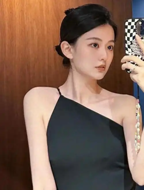 乔欣穿斜肩黑裙对镜自拍盘发露美背吸睛