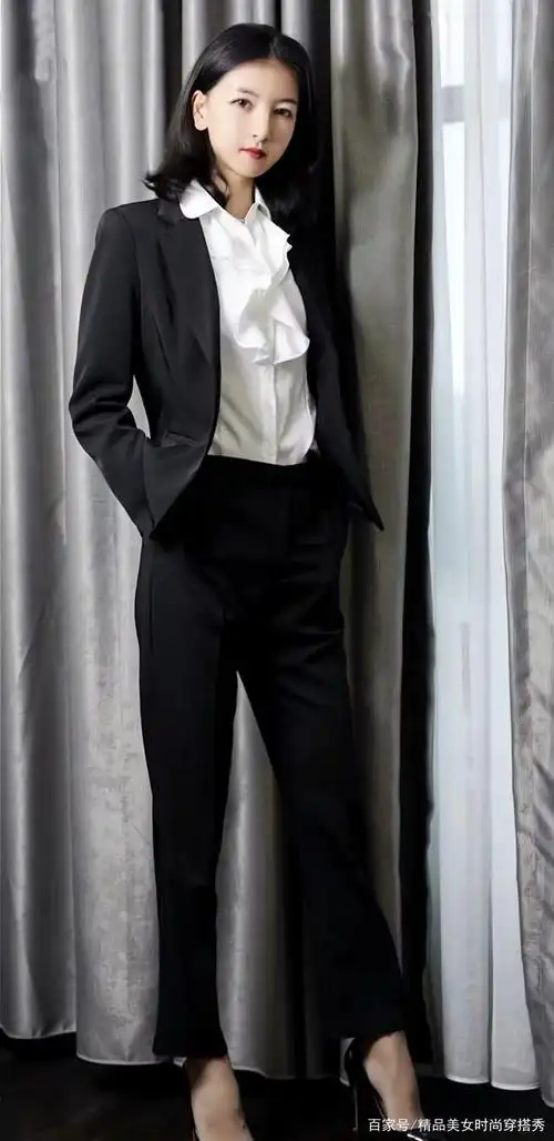 黑色西装套装搭配白色衬衫简约又耐看女人味十足