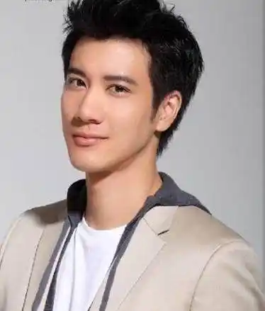 微博上有评选"中国四大男神"的活动,王力宏也毫无疑问的上榜了.