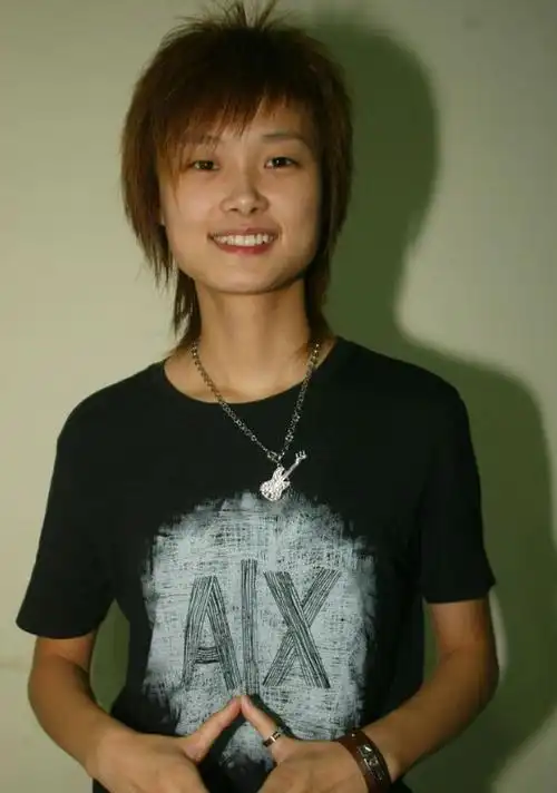 李宇春带嗨中秋晚会当年被嘲讽的超女冠军如今成为最能打巨星