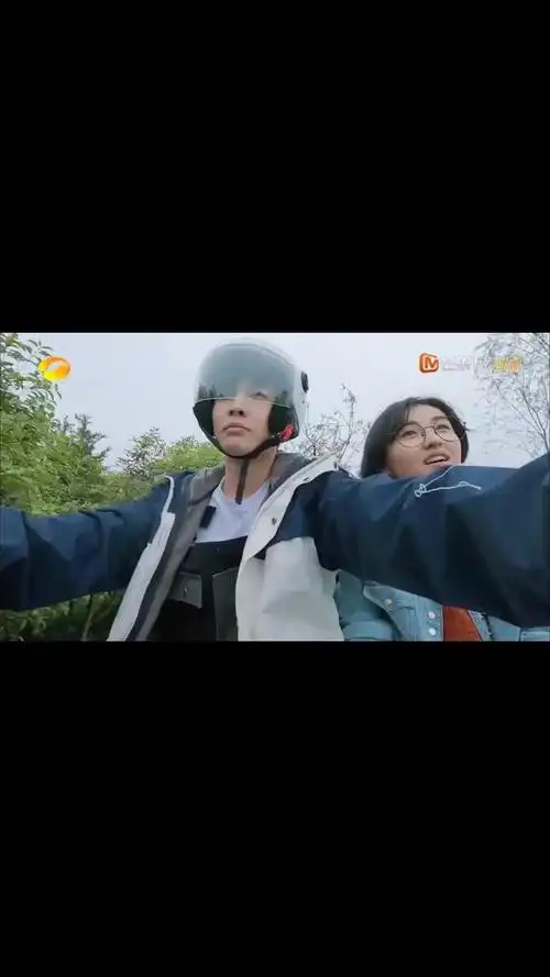 张艺兴开车逗笑张子枫,自信满满的说道:哥开车没别的,就是安全