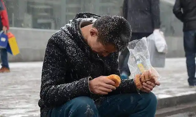 男人活到中年,上有老,下有小,所有的担子一个人扛,充满了艰辛和无奈.