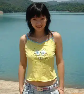 柳岩整容前罕见旧照曝光 胸部被指天然的(图)