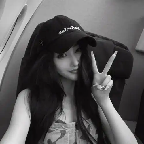 张天爱比耶#张天爱最新比耶自拍释出~是每一张都能当头像的程度,美甲