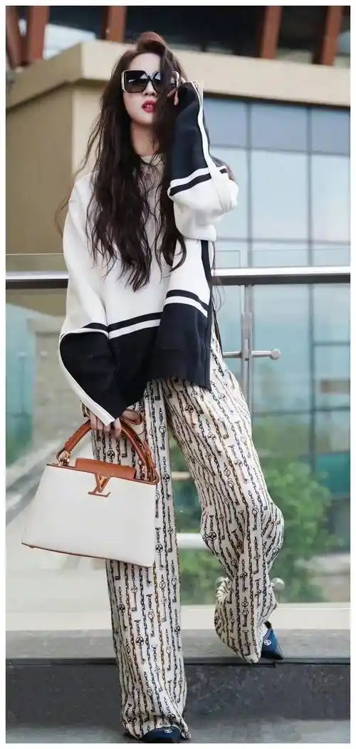 特此披露茜茜的个人资料身高170cm