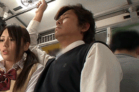 爆笑gif图不在乎别人怎么看睡得舒服才是王道