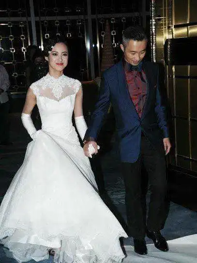 她是最美女主持,23岁嫁41岁丈夫,今老公患病满头白发仍不离不弃