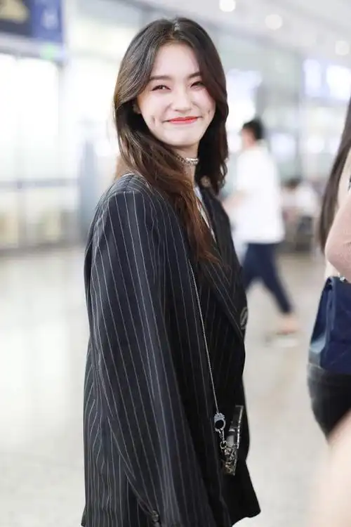 林允街拍:we11done条纹西装搭配热裤 chanel链条choker精致girl