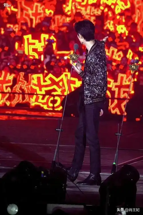 他会和红色灯牌挥手|肖战|热烈_网易订阅