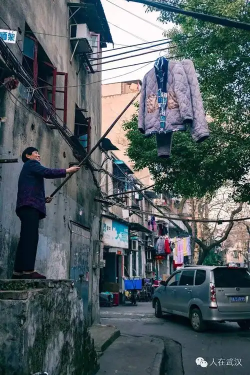 轮渡到江汉关后走江汉路,或是公汽,只要到佳丽广场附近就可以到达