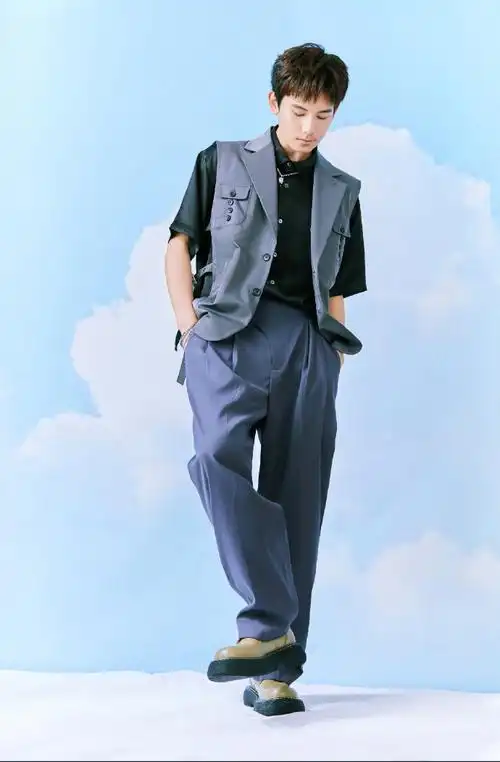 胡先煦海边氛围感写真