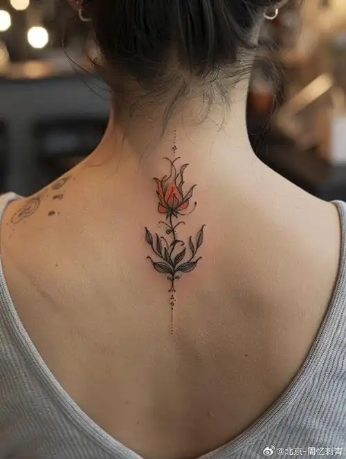 今日纹身图案分享    女生背部纹身    #纹身分享##纹身设计##北京