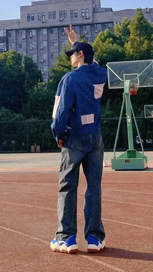 丁程鑫穿北电校服自拍##丁程鑫说期末侠来了