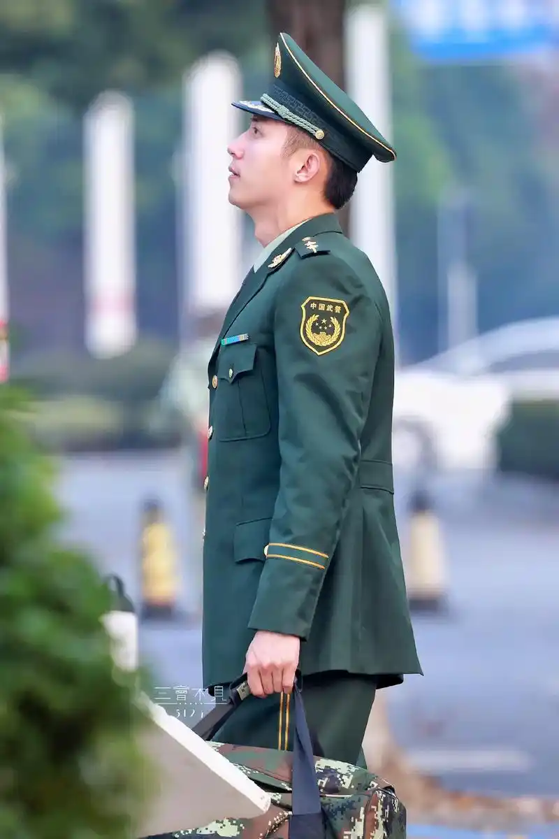 很爱的一组照片,庄重而威严的军装下一张无比帅气干净的脸庞 cr