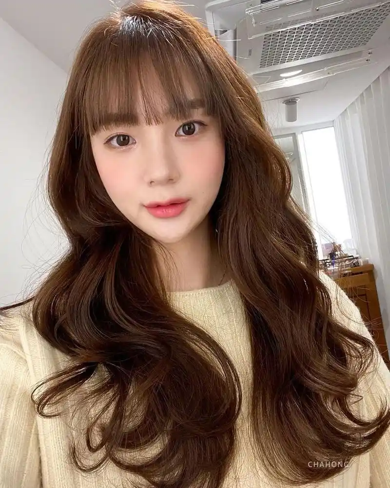 大波浪卷发搭配齐眉刘海,优雅时尚很有女人味,减龄好看不老气 .