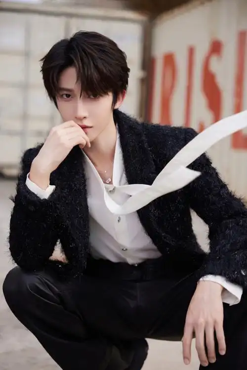 刘宇出发巴黎时装周