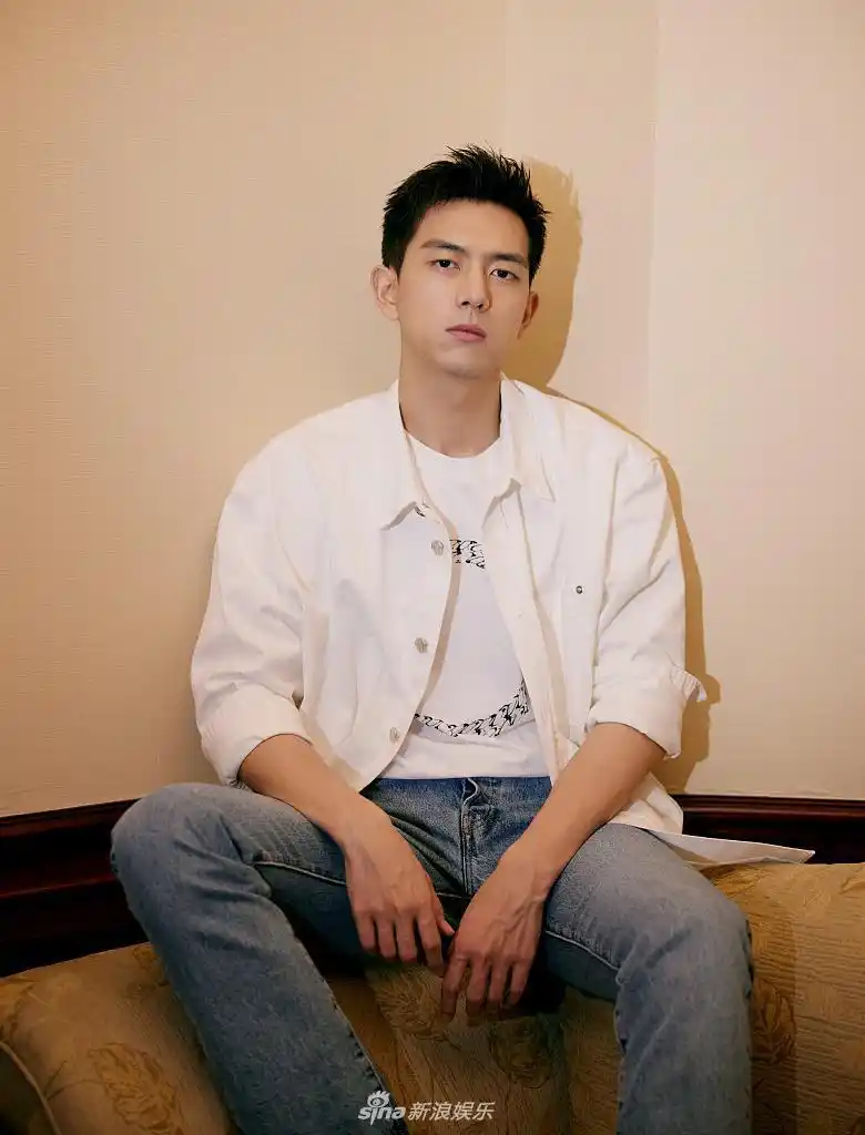 19 14:57:27 1 / 6 新浪娱乐讯  2021年5月19日,李现一组暗色调光影