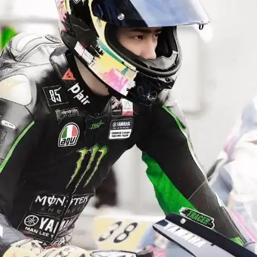 三八:摩托和头盔-王一博:她靠美貌封神-话本小说网