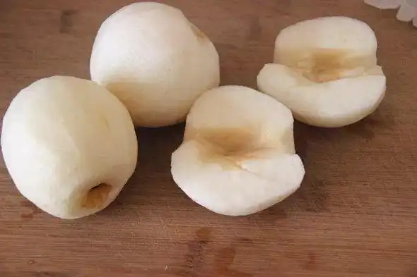 2,中间切开,挖去梨核.