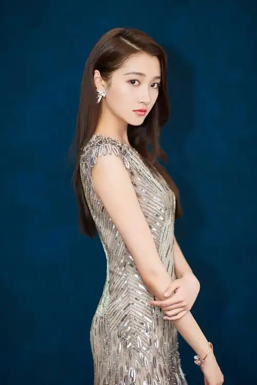 关晓彤银白色金属亮片裙搭配耳坠仙气满满成熟中透露着小性感