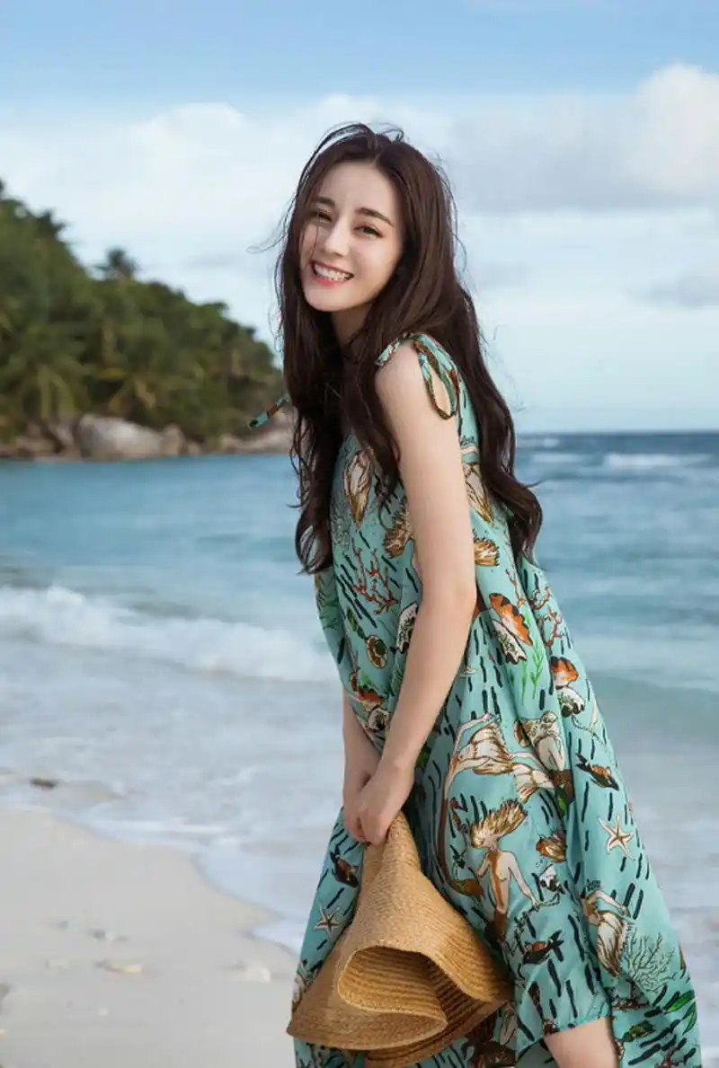 迪丽热巴的沙滩美照