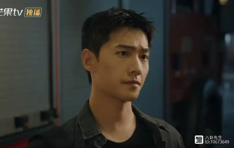 杨洋演消防员都能这么油腻?时刻不忘耍帅,表演实在做作