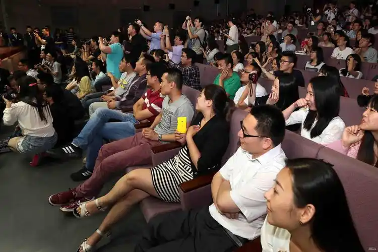 《中国合伙人》全球首映礼现场观众热情高涨,与主创积极互动